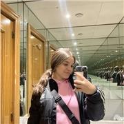 Estudiante con paciencia dispuesta a enseñar y explicar